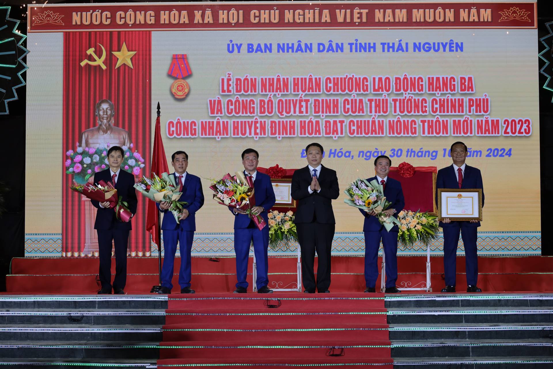 Đồng chí Nguyễn Huy Dũng, Phó Bí thư Tỉnh ủy, Chủ tịch UBND tỉnh, trao Bằng công nhận huyện Định Hóa đạt chuẩn nông thôn mới